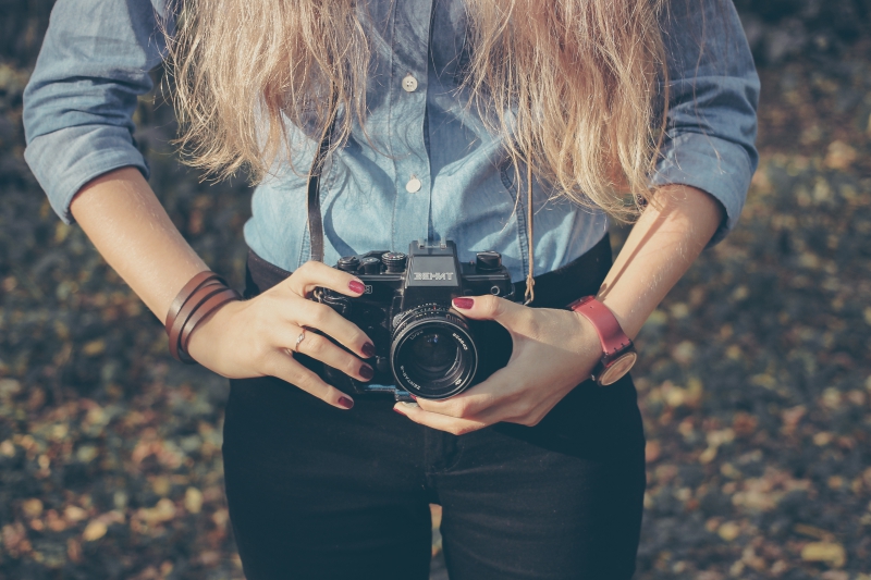 photographe-PEONE-min_hand-person-girl-woman-camera-photography-614-pxhere.com